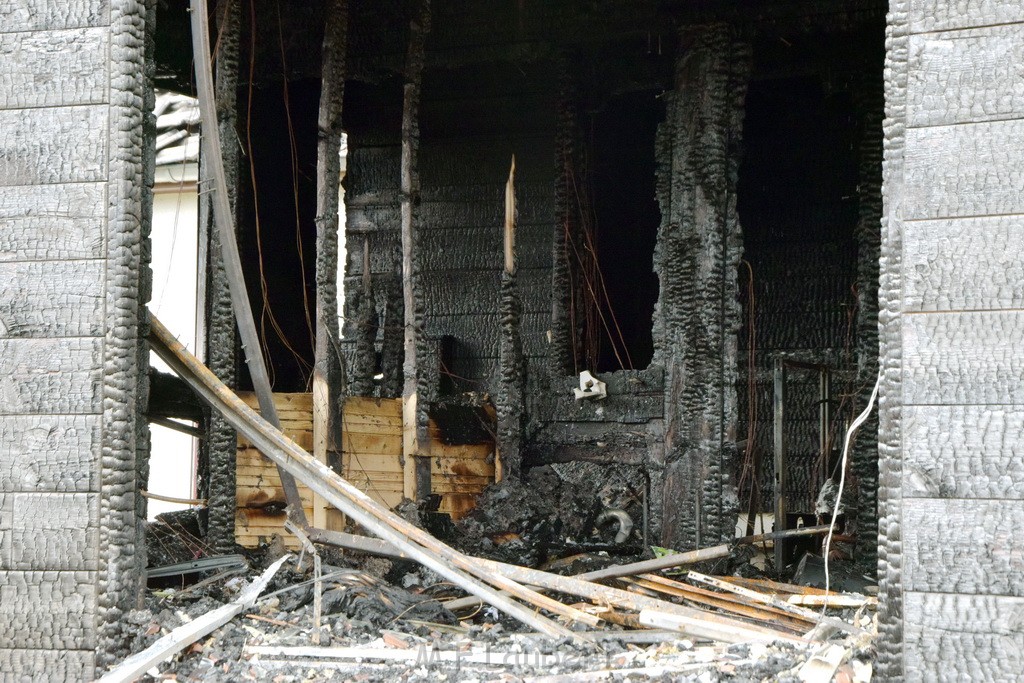 Schwerer Brand in Einfamilien Haus Roesrath Rambruecken P012.JPG - Miklos Laubert